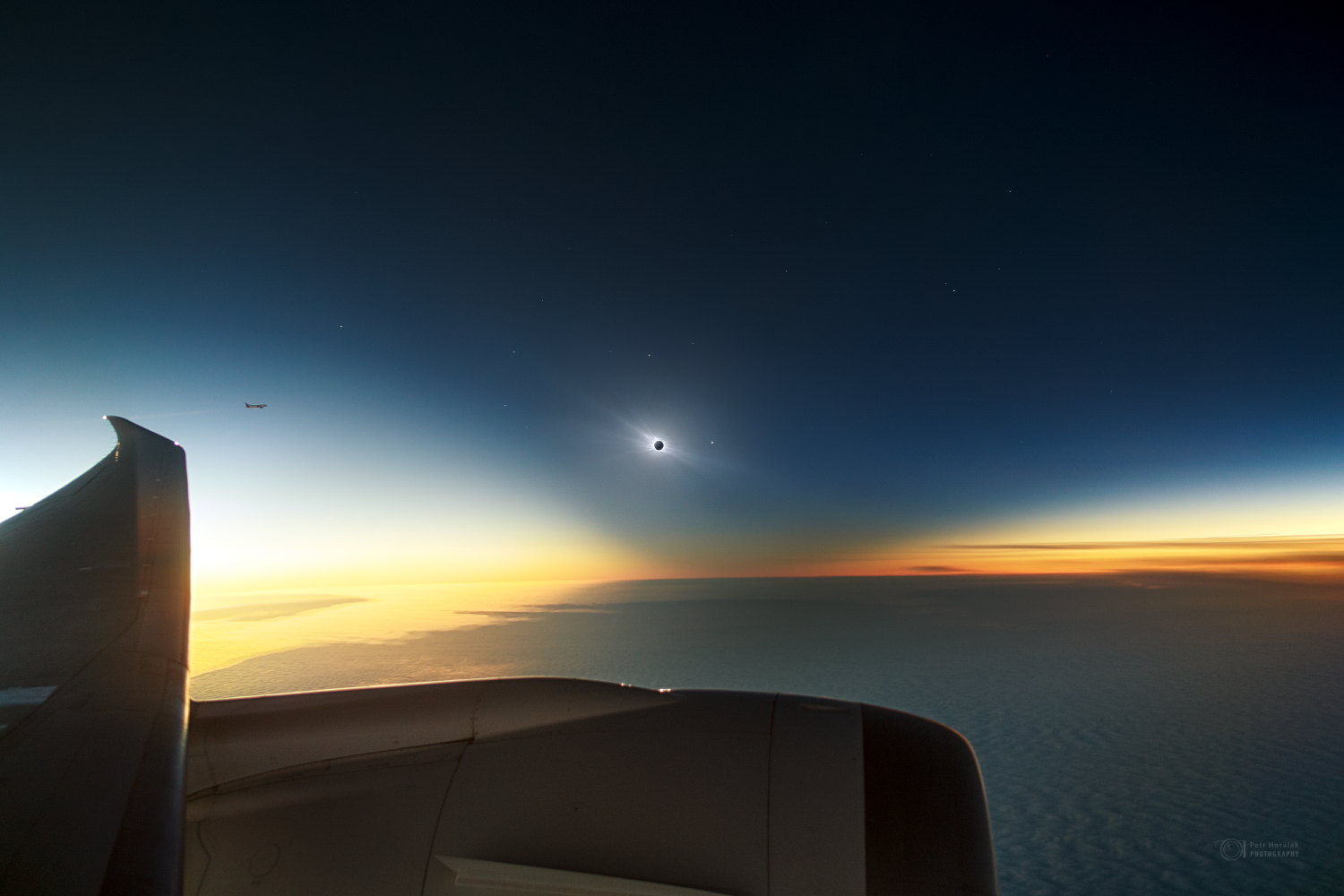 Когда последний раз было полное солнечное затмение. Солнечное затмение 4 декабря 2021. Solar Eclipse 2021. Солнечное затмение фото. Солнечное затмение в космосе.